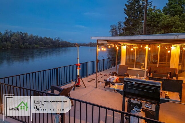 Building Photo - 3317 Riverside Dr