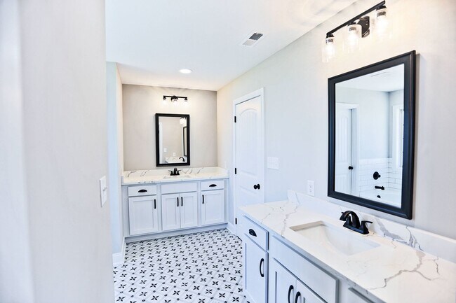 Building Photo - 851 Jersey Dr