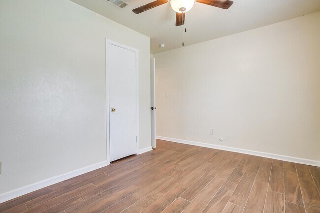 Building Photo - 3537 Half Moon Dr