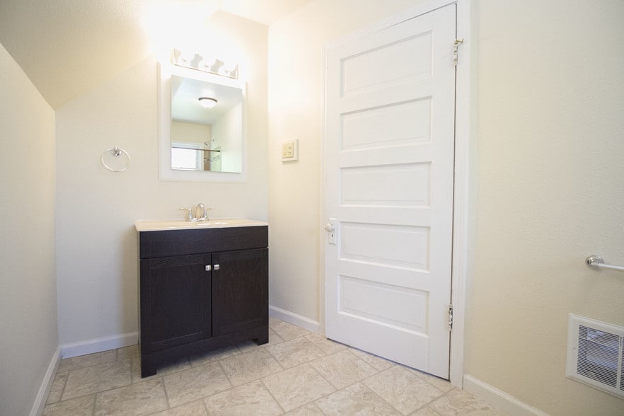 Building Photo - 140 Walnut St