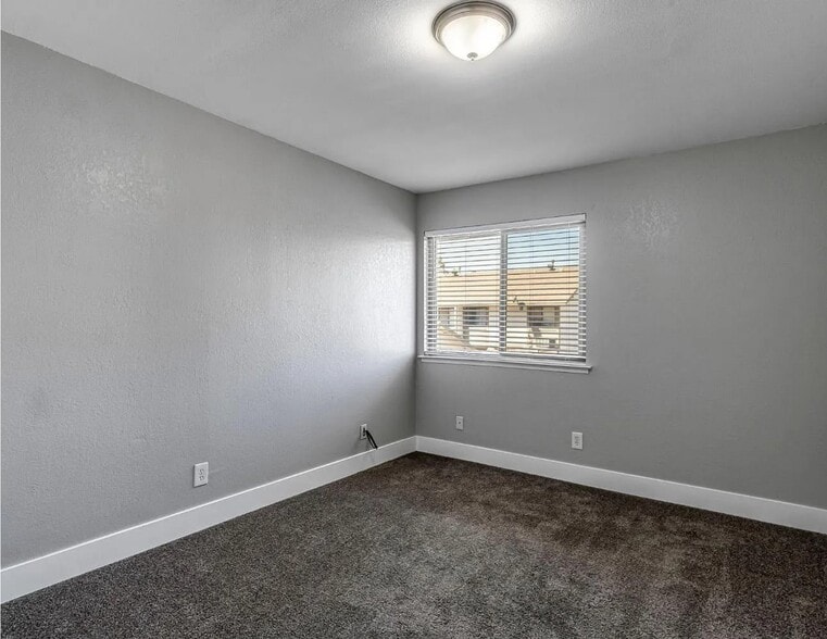 Private room - 4676 E Alamos Ave