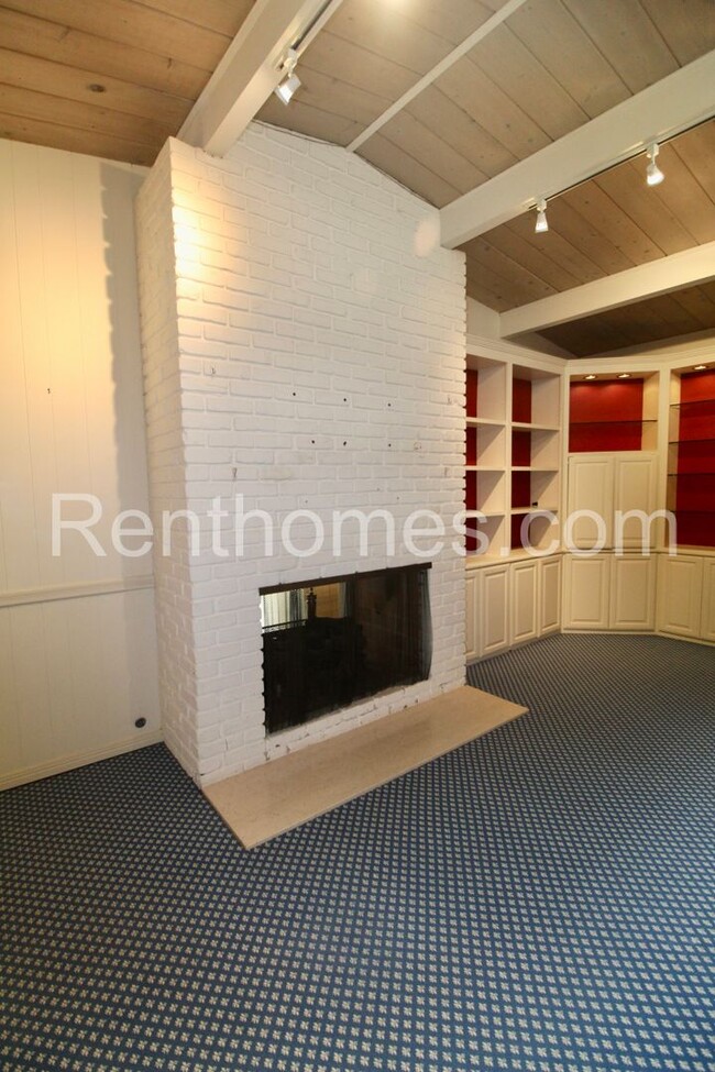 Building Photo - 2244 Plum St