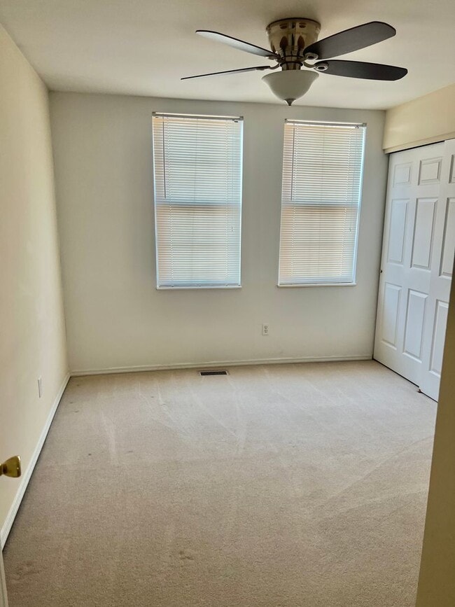 Building Photo - 3 Bedroom, 2.5 Bath Townhouse in Park Hampton