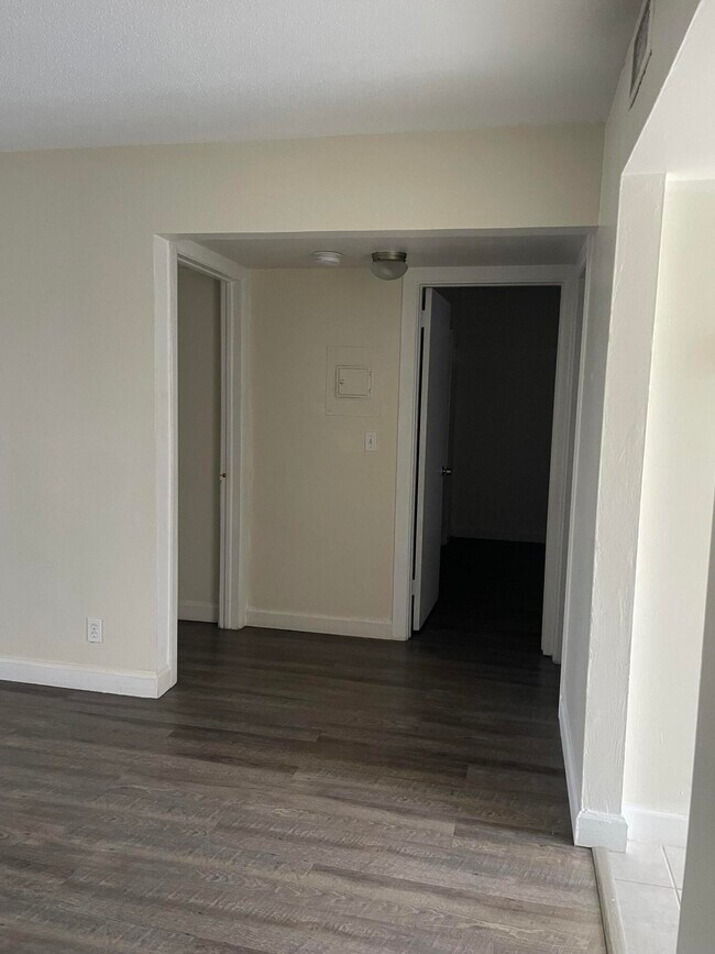 Building Photo - 1500 Crescent Cir