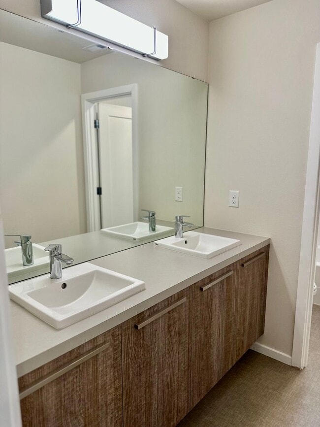 Building Photo - Luxury 4bed/2.5 bath home on Cul-de-sac! E...