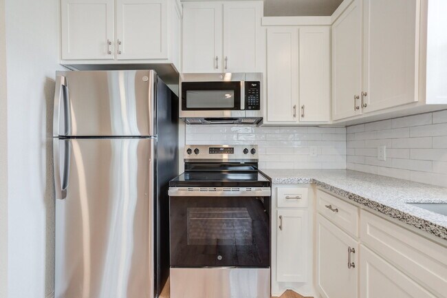 Building Photo - Charming & Private Fully Remodeled Studio Backhouse!