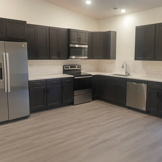 Building Photo - 11643/45 Harry Ct