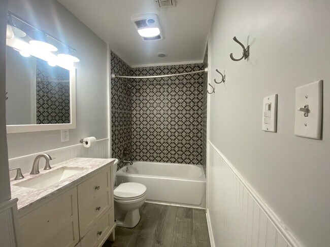 Building Photo - Charming Brookside Bungalow on large corne...