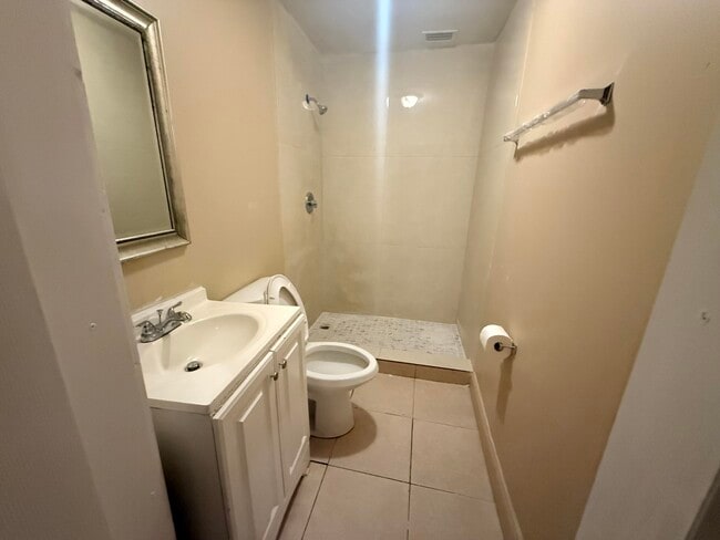 Building Photo - 1604 Zephyr Ave