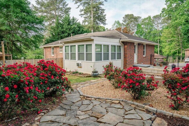 Building Photo - 2331 Robin Ln SE