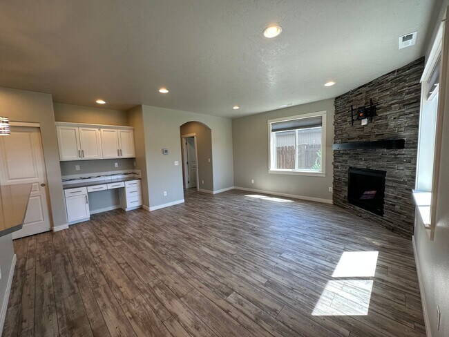 Building Photo - Charming and Modern Redmond Home: Pet-Friendly, Two-Car Garage, and More!