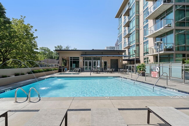 Building Photo - 905 Juniper St NE