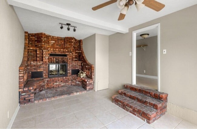 Building Photo - Available Now 2 bedroom 1 bathroom 1 car garage in Nixa!!