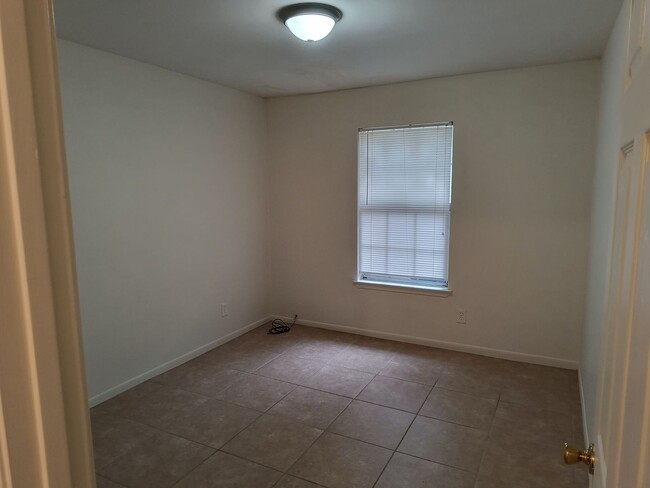 Building Photo - 3395 GreenBriar Triplex