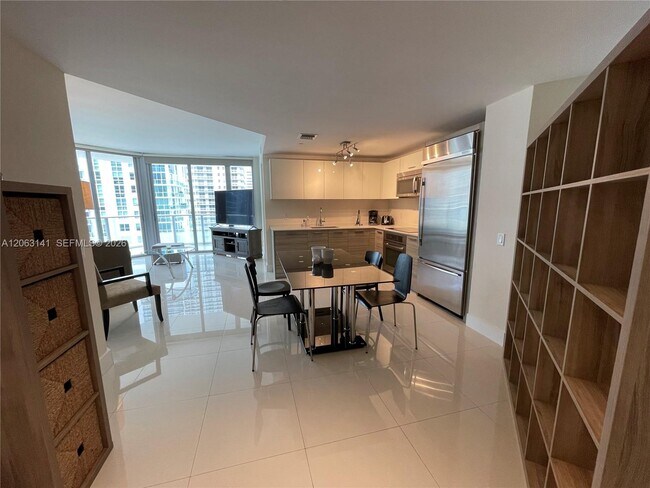 Building Photo - 1300 Brickell Bay Dr