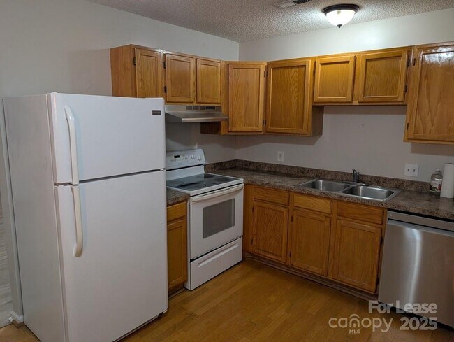 Building Photo - 1560 Hunt Club Ct