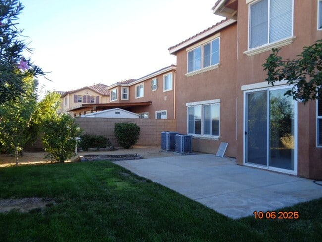 Building Photo - Large 2 Story Offering 3419 sq. ft. and 5 bedrooms plus loft