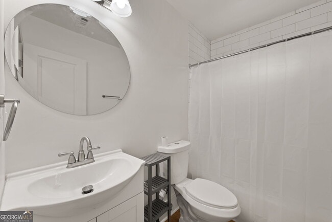 Building Photo - 636 Francis Pl NW