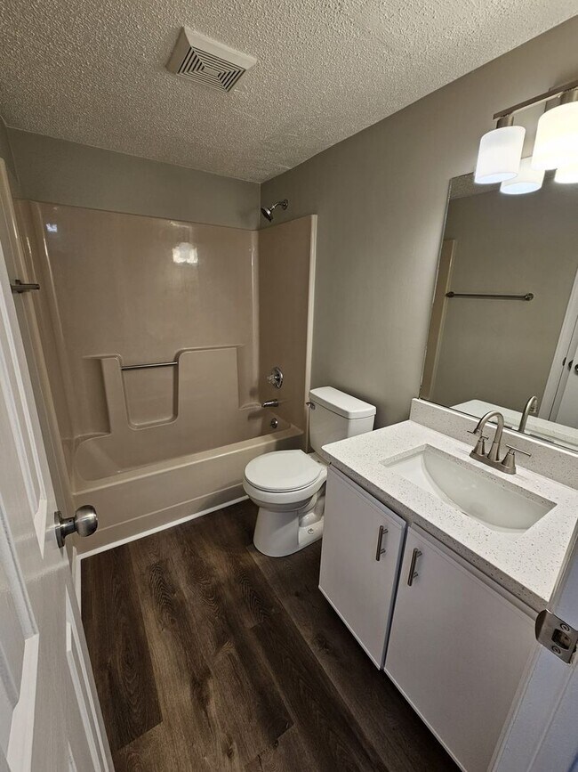 Building Photo - Three bedroom, 2 bath condo in High Point