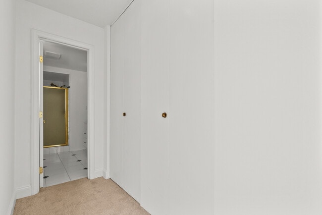 Building Photo - 2248 Drayton Ave