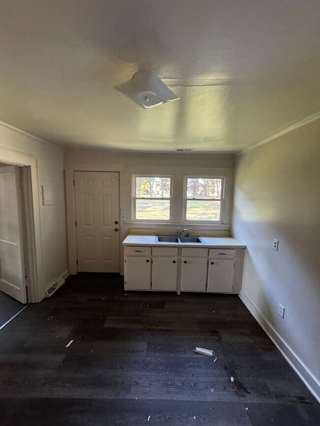 Building Photo - Single Family 2 Bed / 1 Bath (Deep Cleaning July 10, 2026)