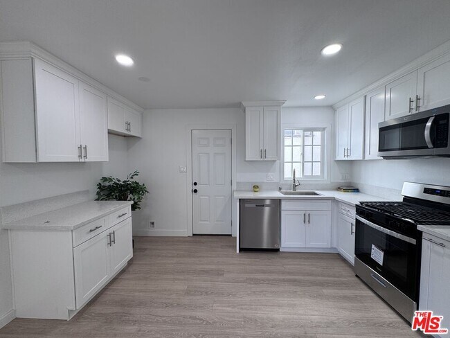 Primary Photo - 618 W 6th St