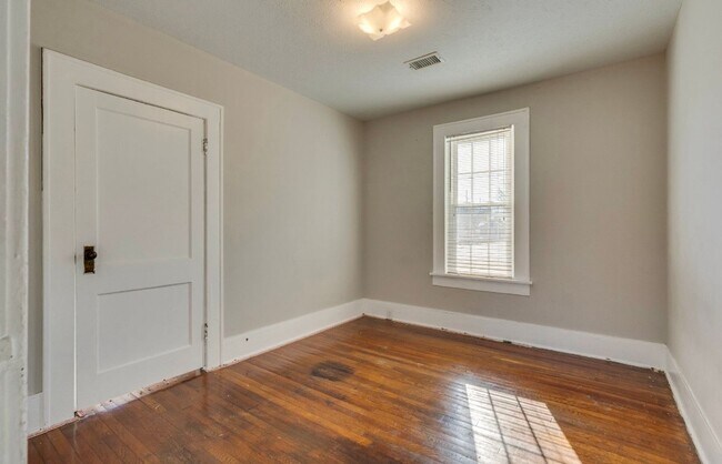 Building Photo - Charming updated Home 3bd/1ba   Kingsport TN