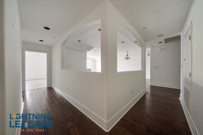 Building Photo - 10641 Woodbridge St