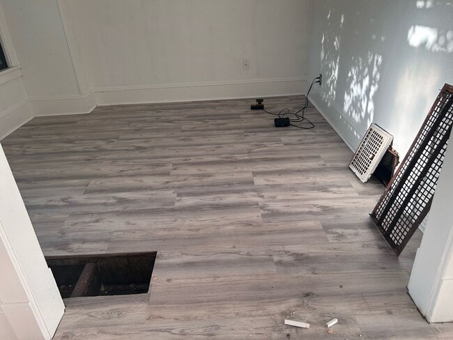Building Photo - Remodeled 5 Bedroom 1 Bath Single Family Home