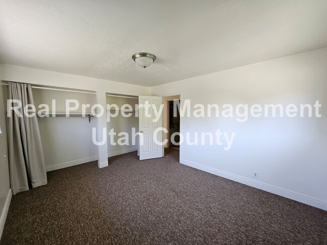 Building Photo - Orem 4-Plex