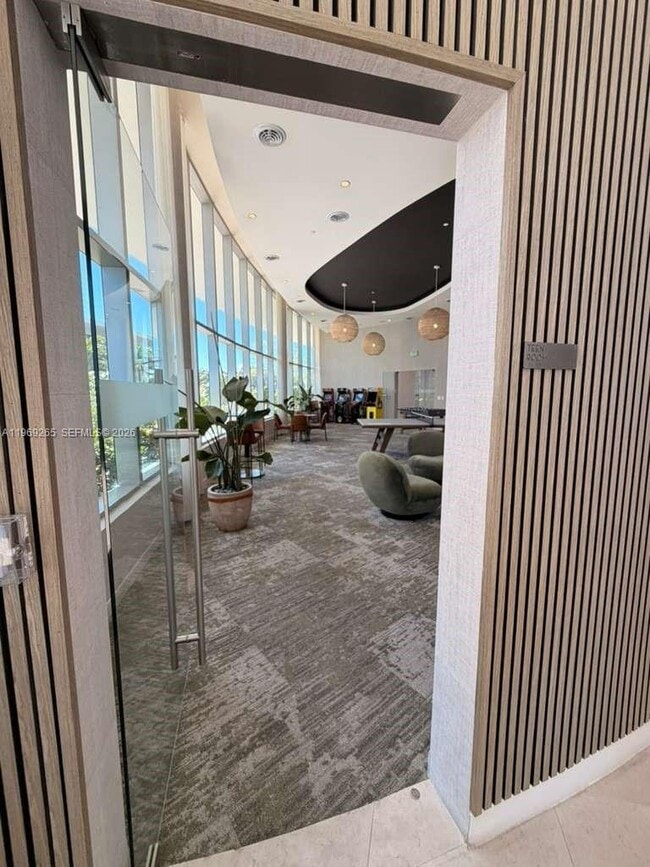 Building Photo - 700 NE 24th St