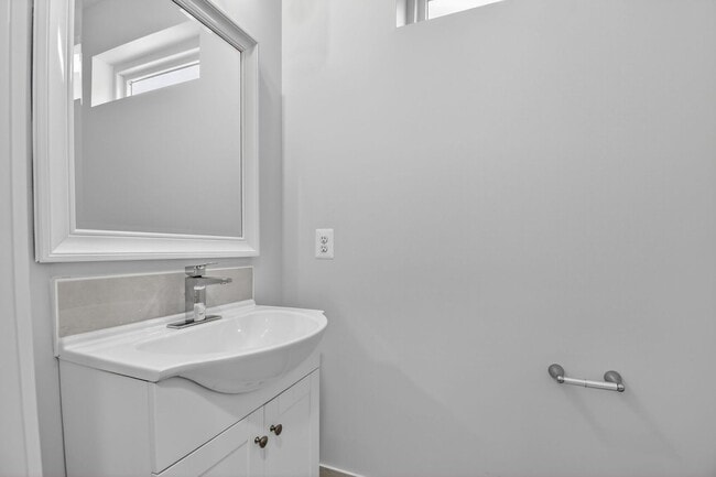 Building Photo - Spacious New Build in Quiet Glenmont / Silver Spring - Available Now