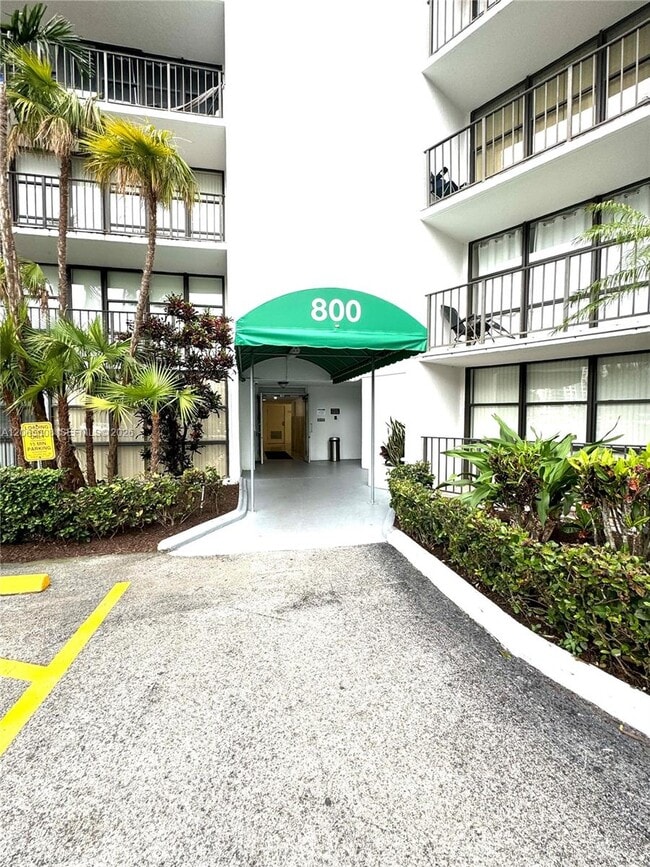 Building Photo - 800 Parkview Dr