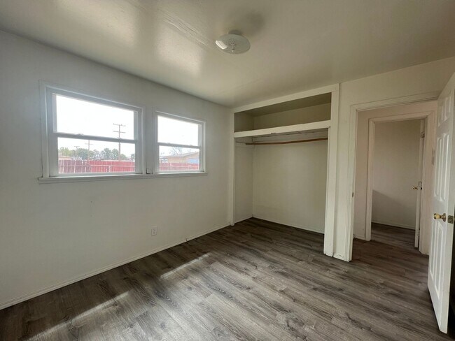 Building Photo - P054