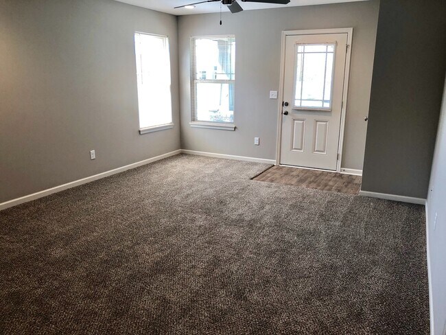 Building Photo - Newer 2 Bed 2 Car Attached Villa in Blue S...