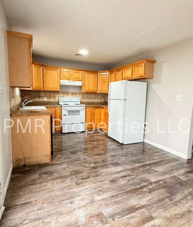 Building Photo - 3 Bedrooms / 2 Bathrooms House
