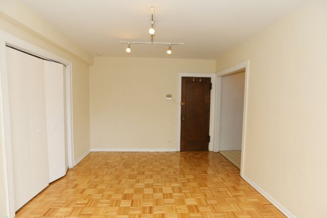 Building Photo - 742 W Belmont Ave