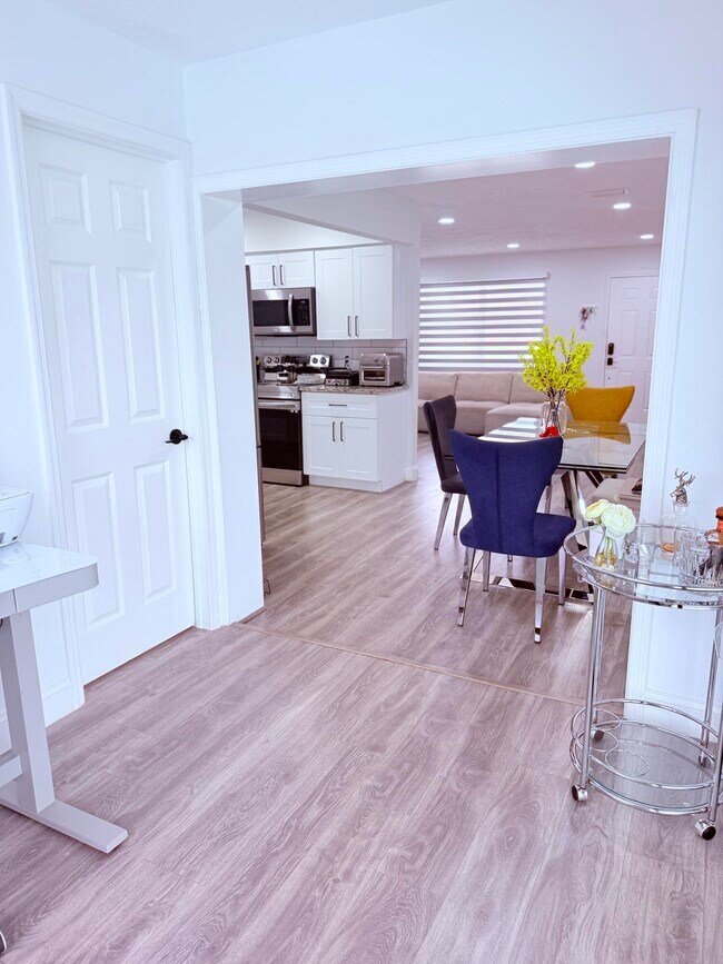 Building Photo - 302 SW Whitmore Dr