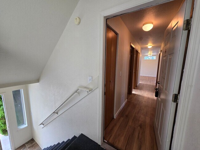 Building Photo - 810 N Siony