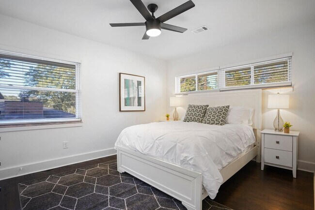 Building Photo - 2234 Edgemore Dr SE