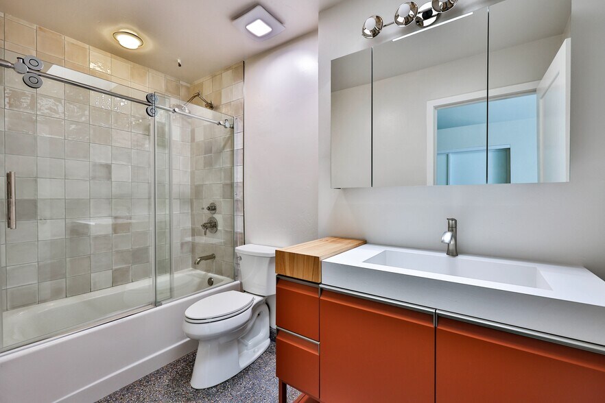 Primary bathroom - 3211 5th Ave