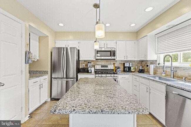 Building Photo - This beautiful 3-bedroom townhome is nestl...