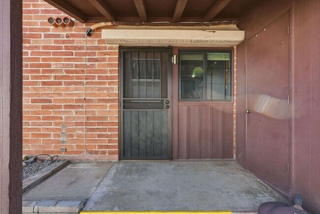 Building Photo - Charming Furnished, 55+ Community in Green Valley!