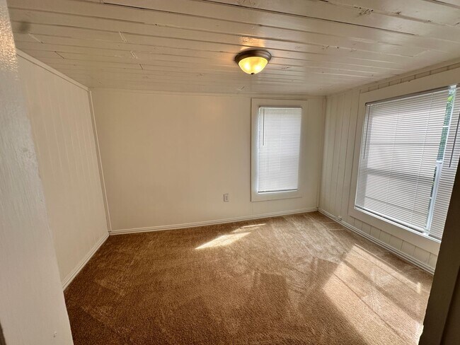 Building Photo - 2 Bedroom Home Close to Historic District