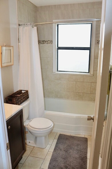 Bathroom with tiled shower/tub - 1439 N Olympia Ave