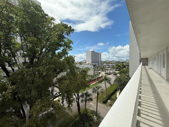 Building Photo - 2555 NE 11th St