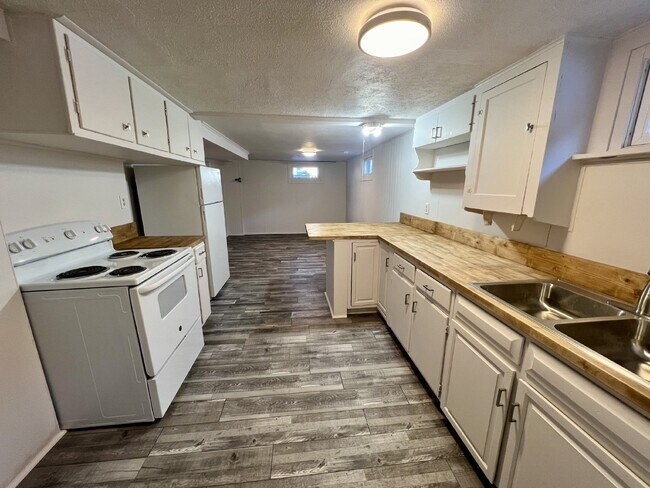 Building Photo - Recently updated basement apartment ready now!