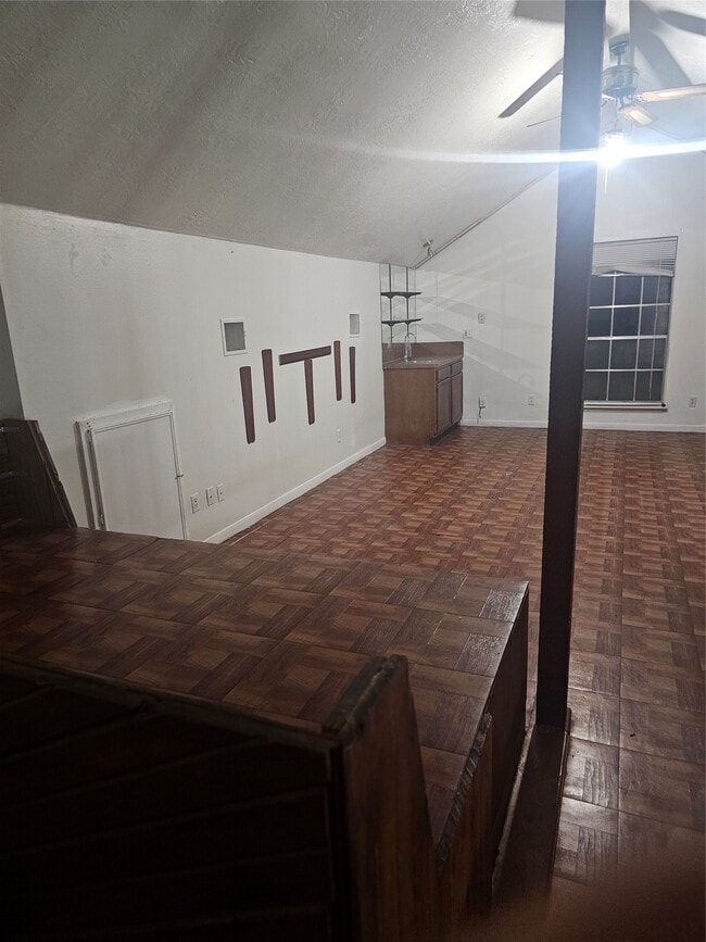 Building Photo - 4011 Alshire Dr