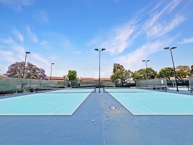 Building Photo - Beautiful 3BD/3BA Townhouse in Fashion Val...