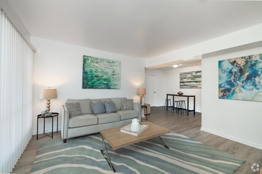 1BR, 1BA - 772SF - Living Room - Willowbrook